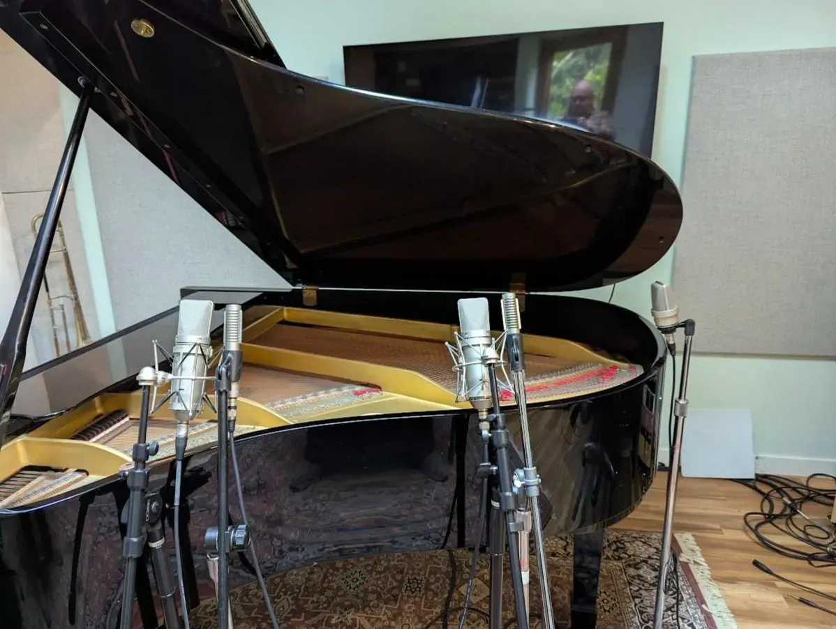 Grand piano with lid up and four condenser and ribbon mics in A/B pairs